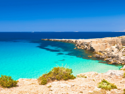 Spiaggia di Cala Rossa a Favignana, acque cristalline e scogliere