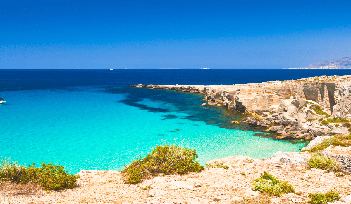 Spiaggia di Cala Rossa a Favignana, acque cristalline e scogliere