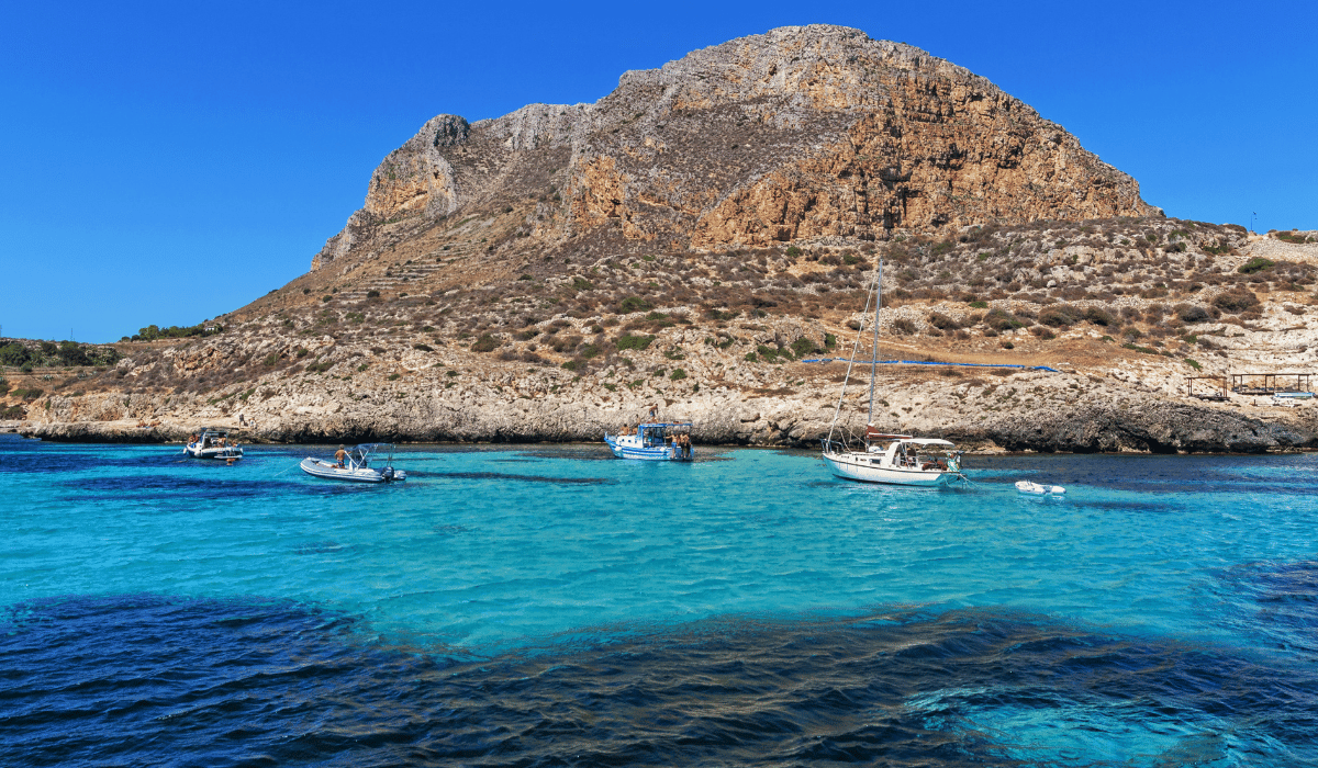veduta dal mare di favignana